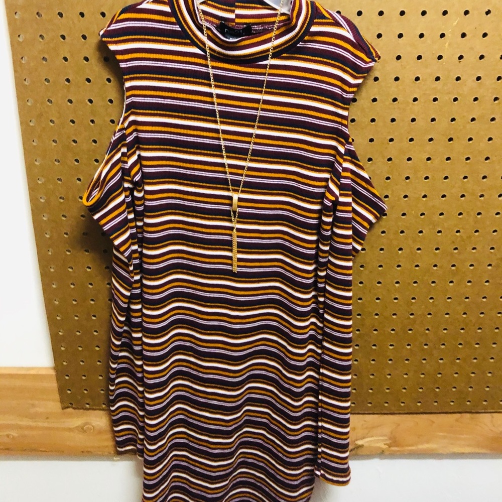 Long sleeve, open shoulders with necklace.